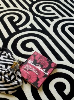 Dywan Turnabouts Black 250x350cm