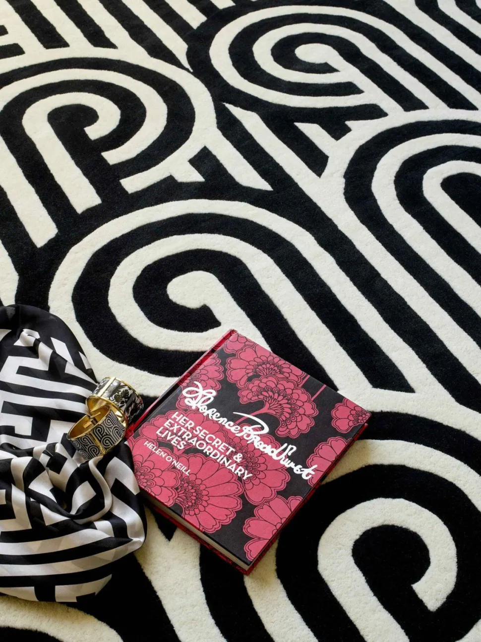 Dywan Turnabouts Black 250x350cm