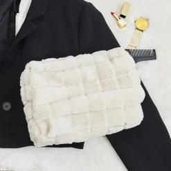 Kosmetyczka futrzana kremowa