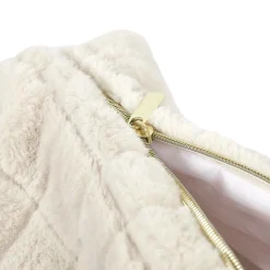 Kosmetyczka futrzana kremowa