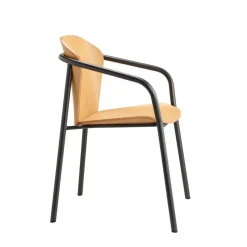 Krzesło Finn z podłokietnikami jasny orz drewniane