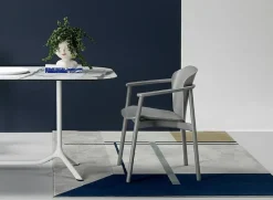 Krzesło Finn z podłokietnikami bejcowane drewniane