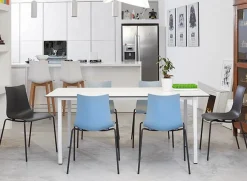 Krzesło Zebra beżowe z białymi nogami z tworzywa