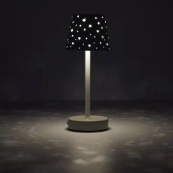 Lampa stołowa ładowana z ażurowymi        gwiazdkami biała