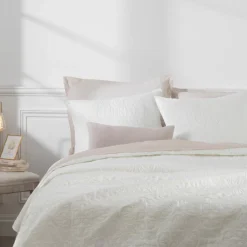 Narzuta Arabeska 240 x 260 cm z dwiema  poszewkami na poduszki kość słoniowa