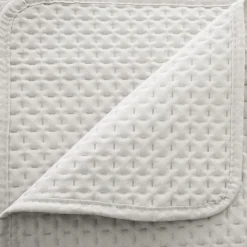 Narzuta Dolce 240 x 260 cm z dwiema poszewkami na poduszki kość słoniowa