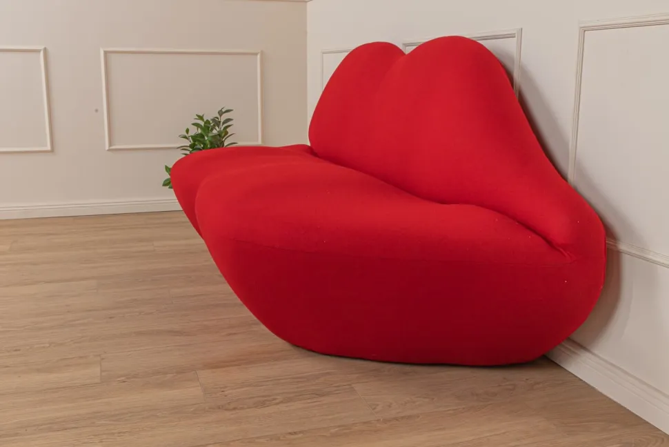 Sofa Usta 2 czerwona tapicerowana